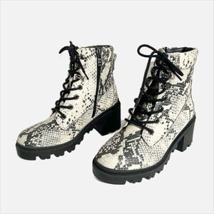 Madden Girl Dillan Combat Boots Faux Snakeskin Chunky Heel Side Entry Zip 🖤🤍